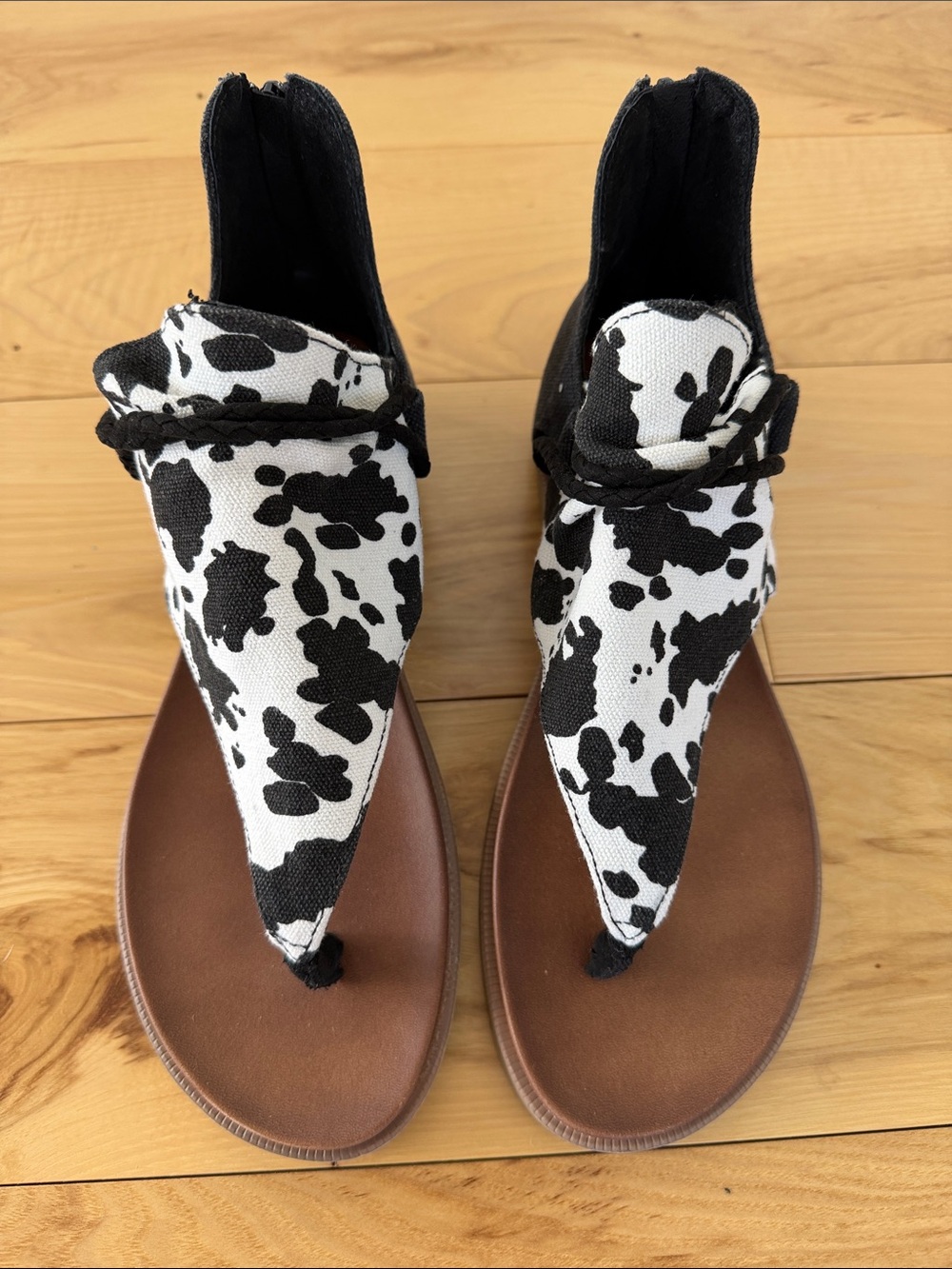 NWT Buckle Black & White Cowprint Sandals Womens 8.5